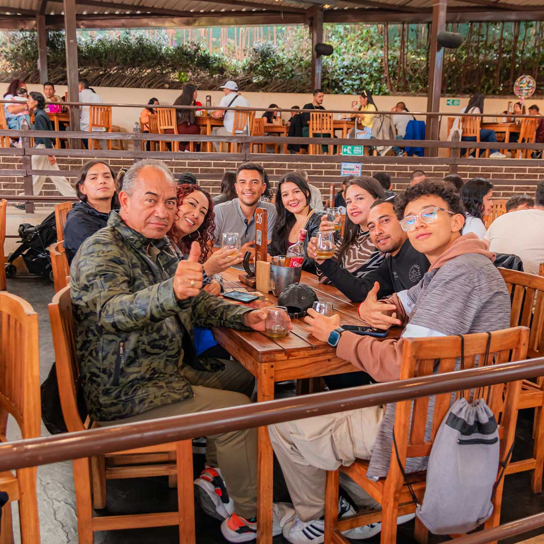 Clientes disfrutando en un restaurante