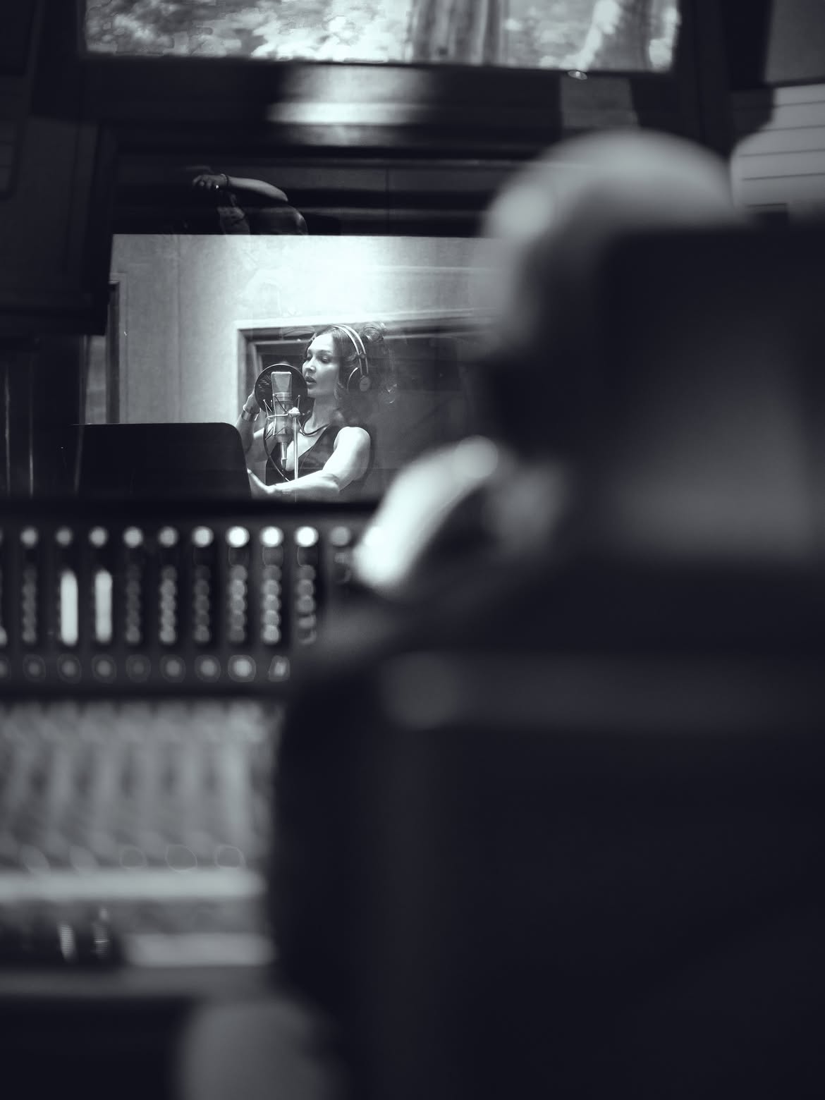 LuzEle grabando música